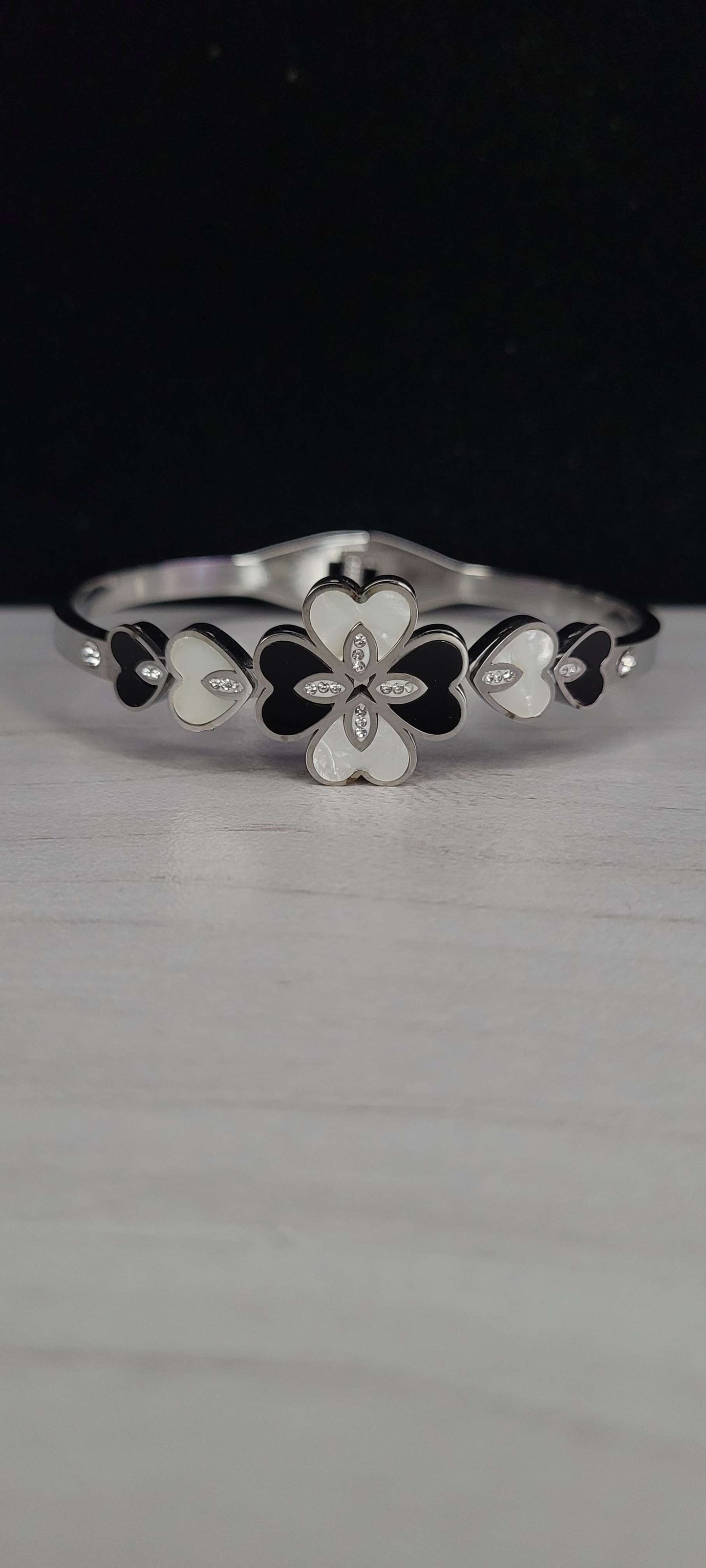 BLACK AND WHITE CLOVER WITH HEARTS