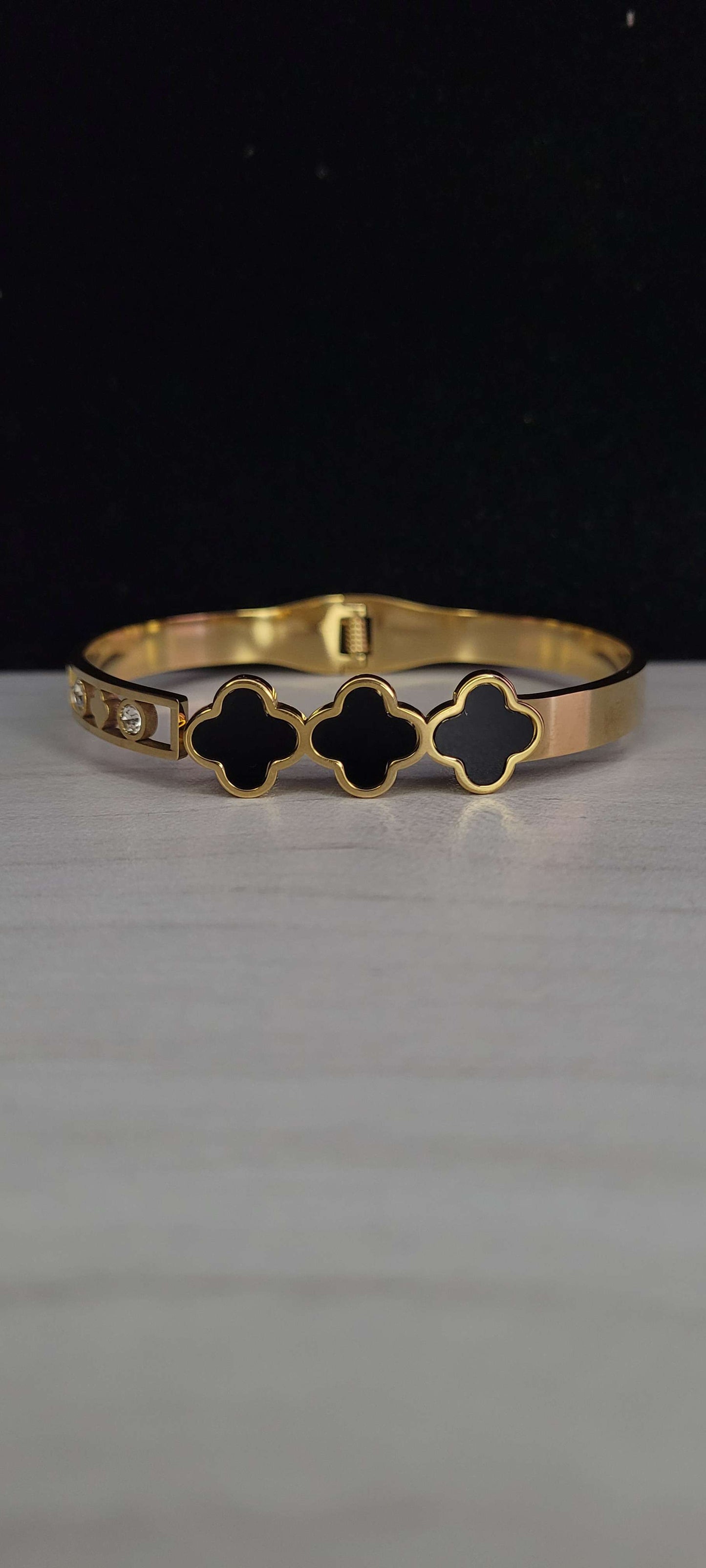 TRIPLE CLOVER