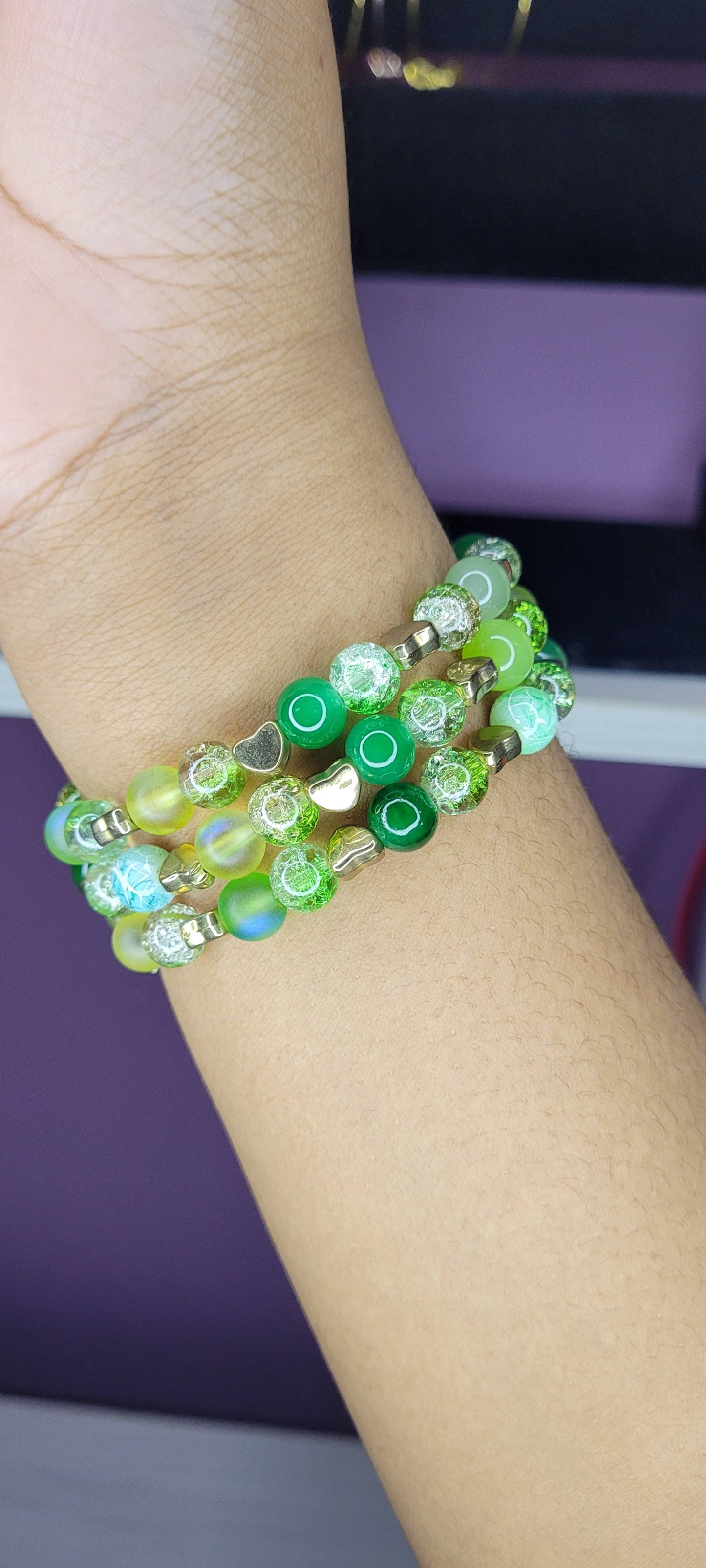GREEN CRACKLE MIX BRACELET WITH GOLD HEARTS