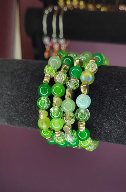 GREEN CRACKLE MIX BRACELET WITH GOLD HEARTS