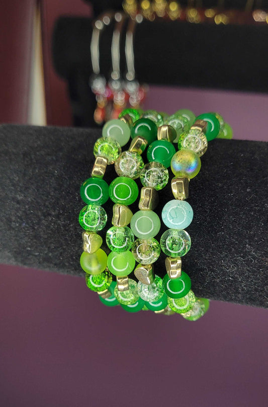 GREEN CRACKLE MIX BRACELET WITH GOLD HEARTS