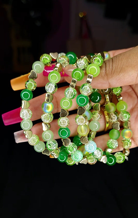 GREEN CRACKLE MIX BRACELET WITH GOLD HEARTS