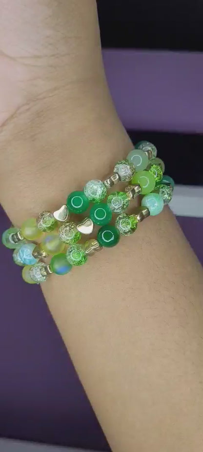 GREEN CRACKLE MIX BRACELET WITH GOLD HEARTS